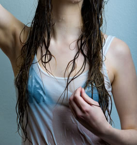 汗まみれのシャツから汗を絞り、「飲料水」に変えるマシンをユニセフが開発