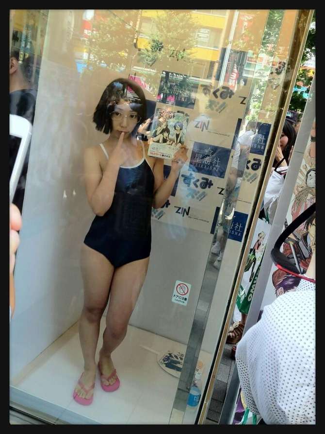 秋葉原にスクール水着の美少女が現れ大変なことに…