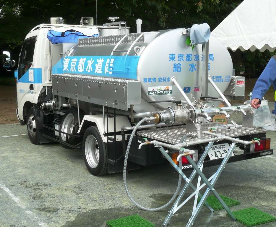 汗まみれのシャツから汗を絞り、「飲料水」に変えるマシンをユニセフが開発