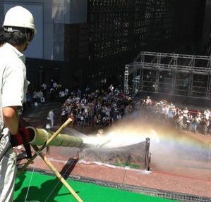 京都駅で実施された日本最速の流しそうめん、勢いありすぎて「飛ばしそうめん」になっていた模様 － えん食べ