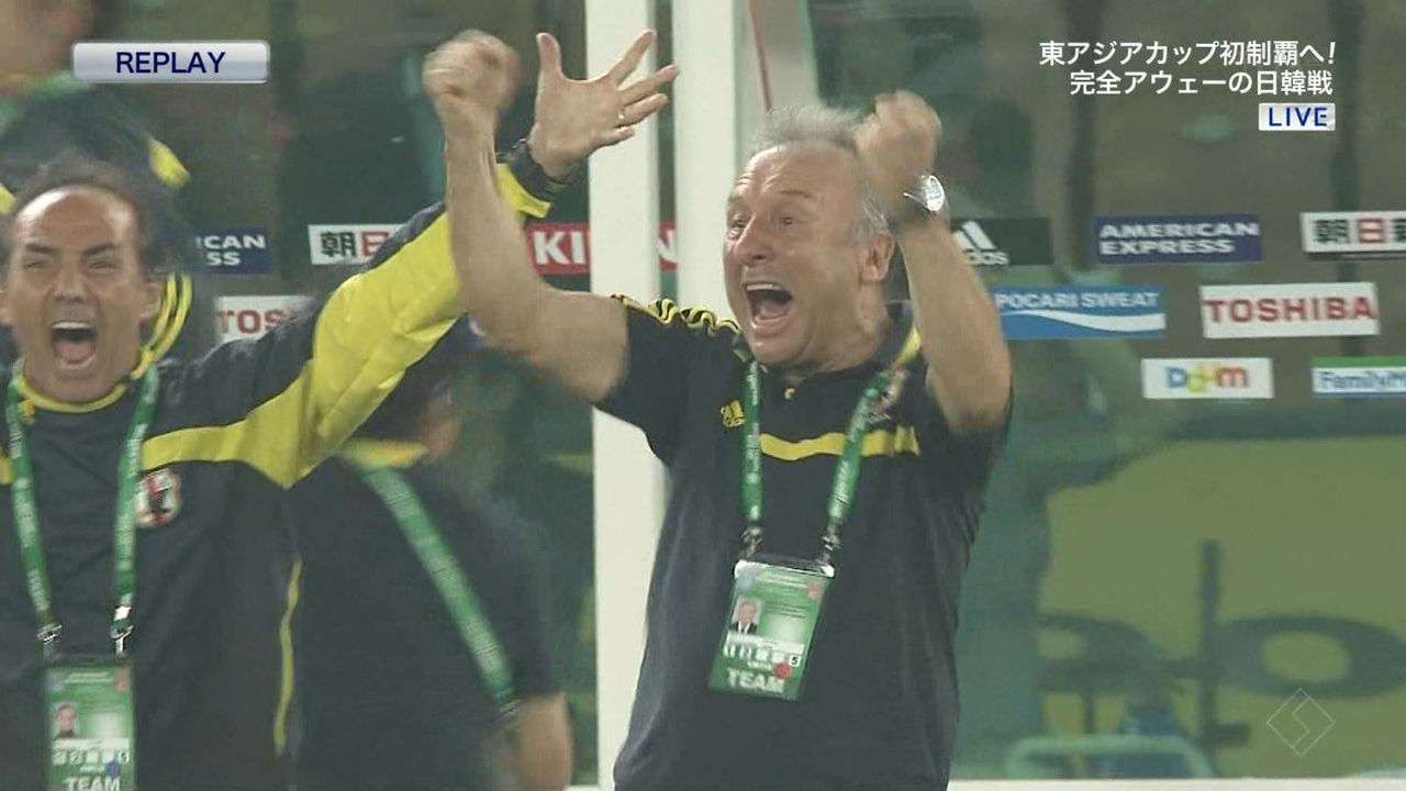 サッカー日韓戦、韓国側応援席に歴史問題の横断幕再び…伊藤博文を暗殺した英雄の肖像画に大きな歓声
