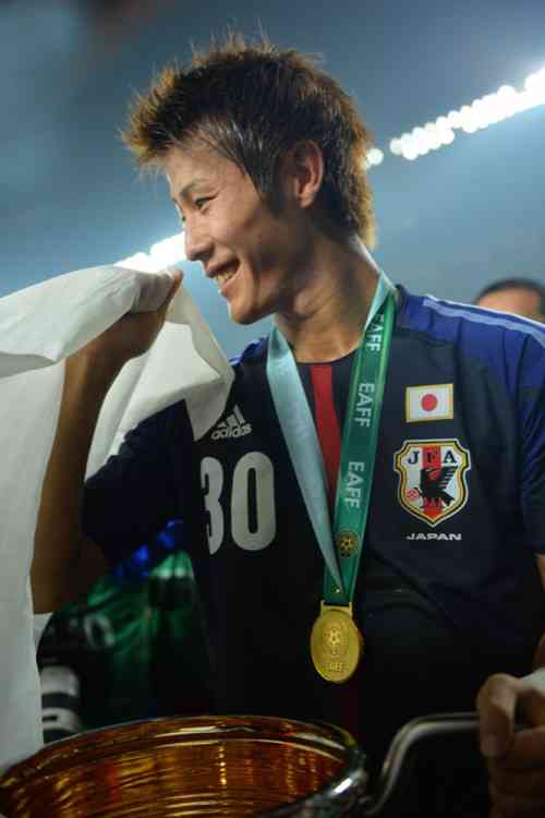 サッカー日韓戦、韓国側応援席に歴史問題の横断幕再び…伊藤博文を暗殺した英雄の肖像画に大きな歓声