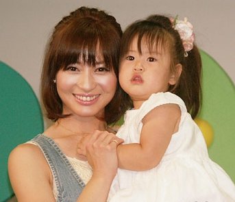 新山千春の娘・小春ちゃん（7歳）の成長ぶりをご覧ください