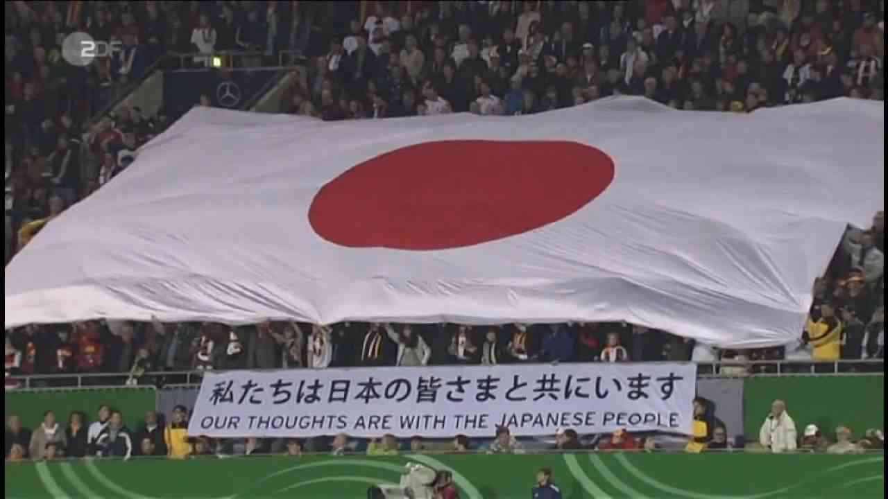ドイツ代表／ユーロ予選　スタンドに日の丸＆日本の被災者にメッセージ - YouTube