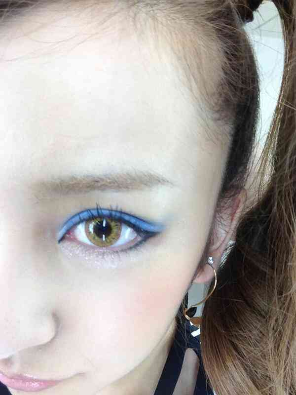 板野友美、カラコンをつける←絶賛の声