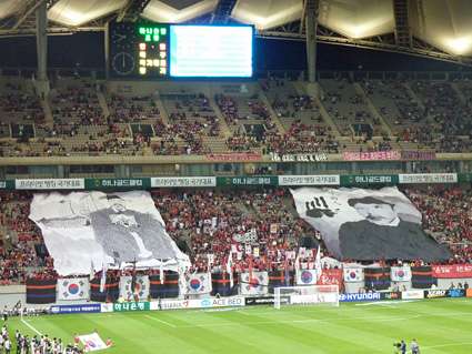 サッカー日韓戦、韓国側応援席に歴史問題の横断幕再び…伊藤博文を暗殺した英雄の肖像画に大きな歓声