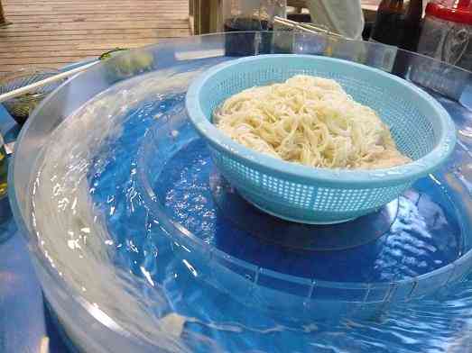 日本最速の流しそうめん、勢いありすぎて「飛ばしそうめん」に