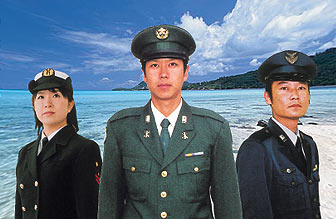 歴代の「自衛官募集ポスター」をご覧ください