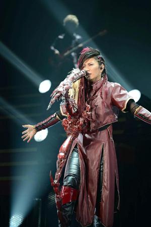 GACKTの40歳の誕生日を、ゴールデンボンバー鬼龍院翔らが祝福