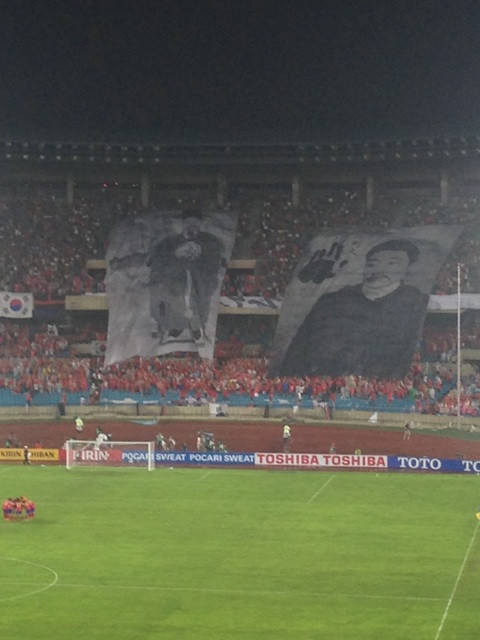 サッカー日韓戦、韓国側応援席に歴史問題の横断幕再び…伊藤博文を暗殺した英雄の肖像画に大きな歓声
