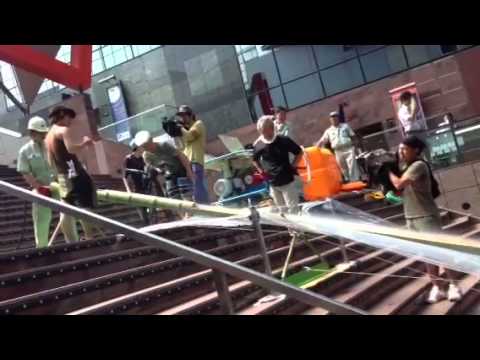 京都駅ビル階段流しそうめん7/1 - YouTube