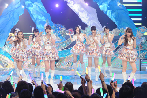 AKB48篠田麻里子、涙の「ミュージックステーション」最後の出演…タモリから花束贈呈