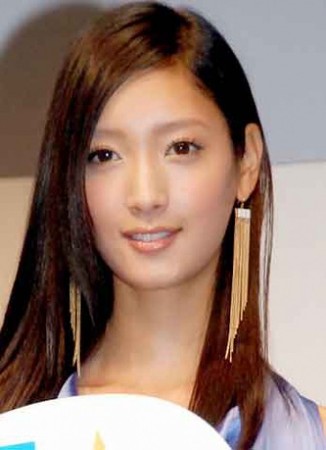 菜々緒が生脚公開！あまりの長さに驚愕する人続出