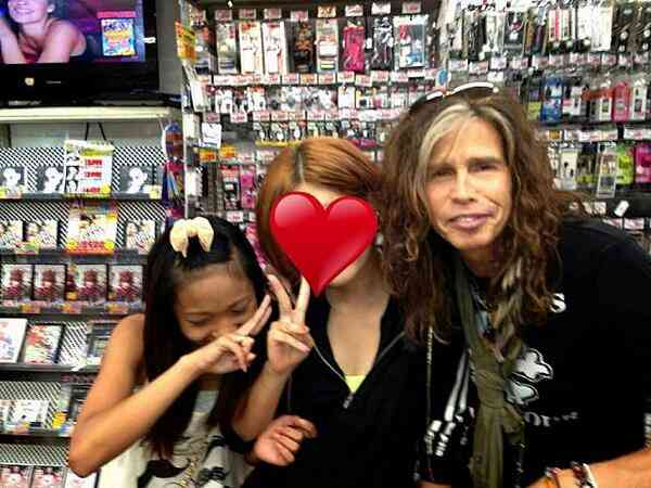 Aerosmithのスティーブン・タイラーが1人でドンキに出没ｗｗ