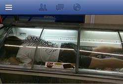 ローソンのアイス用冷蔵庫に入る男性写真が流出！不衛生だと炎上(秒刊サンデー) - IT - livedoor ニュース