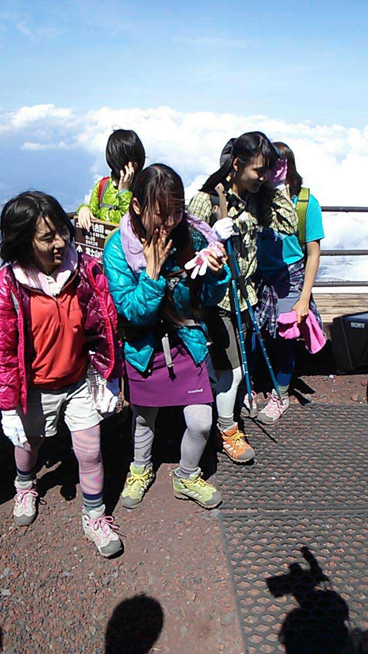 ホテルの従業員？「富士山にAKB48研究生が来たのですが、もの凄く態度が悪かったです。何撮ってんだよと言われました。」