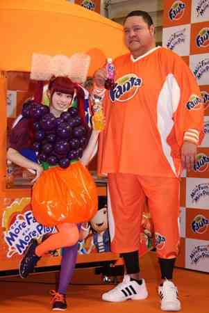 きゃりーぱみゅぱみゅと写ってるタイのニューハーフがデカいww