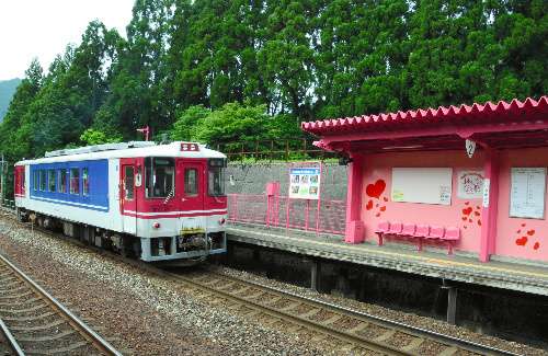 超絶ピンクな恋愛スポットの無人駅、コチラです
