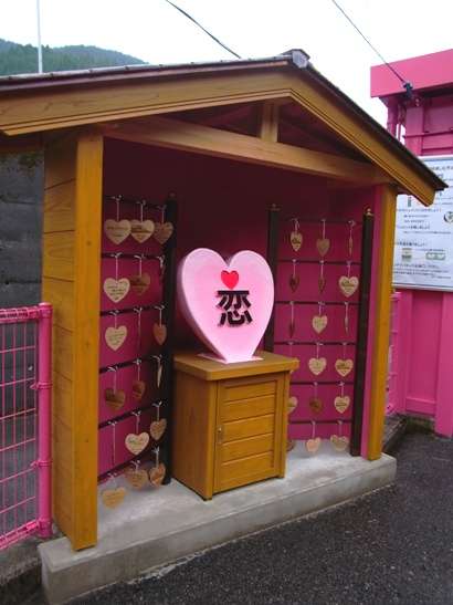 超絶ピンクな恋愛スポットの無人駅、コチラです