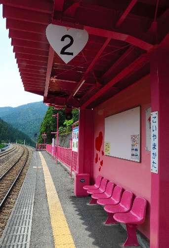 超絶ピンクな恋愛スポットの無人駅、コチラです