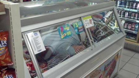 【あのバカ息子は今何思う？】　「コンビニ冷蔵庫入ってみた」　世界中でブームに  | JTSENZ