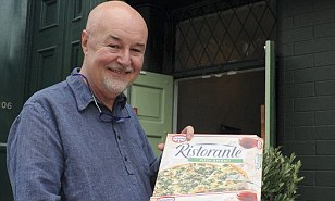 Man wins the praise of critics for his pizza... then owns up that they were just bought from the freezer at a local supermarket  | Mail Online
