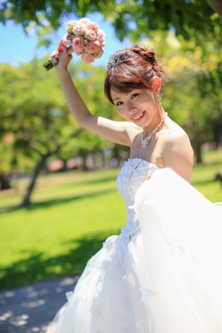 元AKB48・大堀恵、篠田麻里子プロデュースの花嫁姿でハワイ挙式
