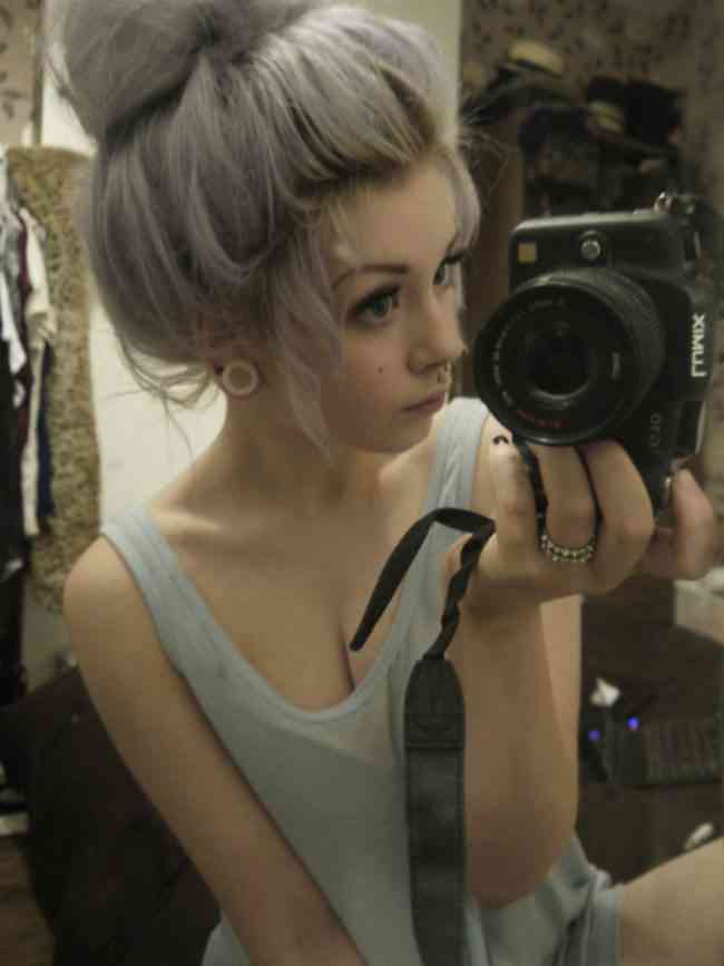 【閲覧注意】「耳たぶで髪を結う」女子が怖すぎる