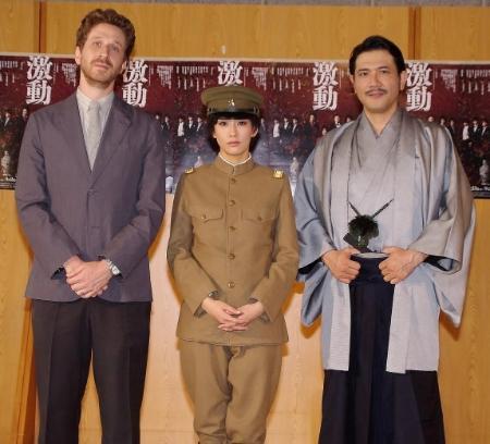水川あさみの男装姿をご覧ください