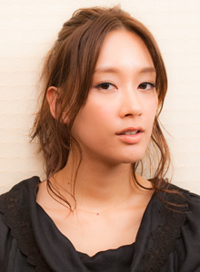 水川あさみの男装姿をご覧ください