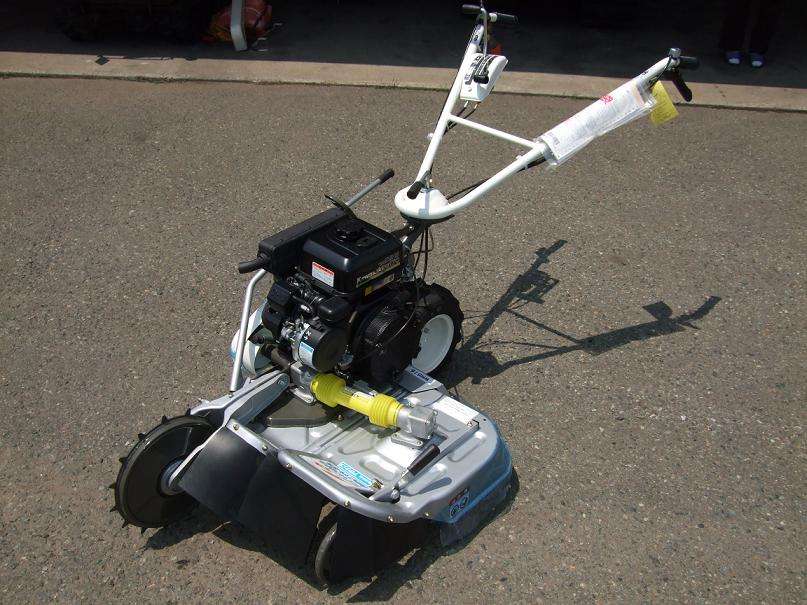 父親が自宅で庭の草刈中に草刈機の刃が長女の首に当たる　3歳女児死亡