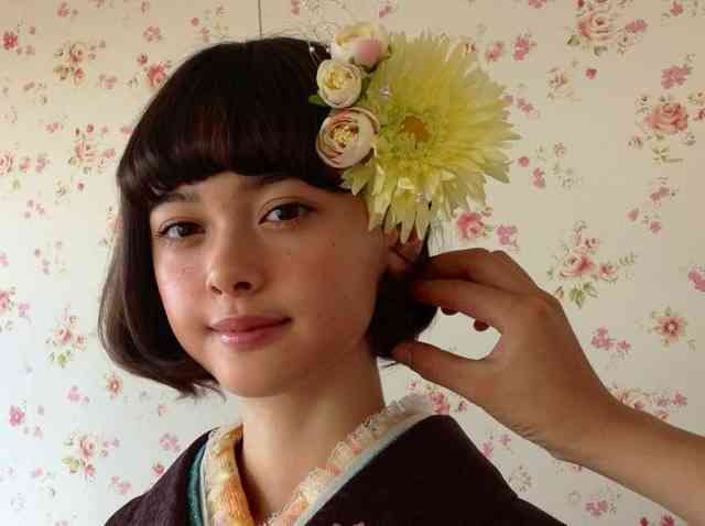 「美少女すぎて息ができない」と話題のモデル、「SLY」新作で新たな魅力を開花