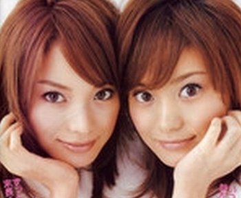 蛯原友里、赤ちゃん時のショット公開「双子で未熟児だった」