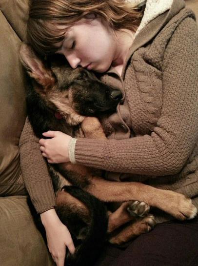 ペットは飼い主に似る?飼い主と同じポーズをとるワンコたちww