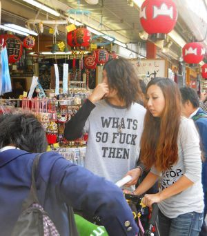 日本人が着ているＴシャツがヤバい！海外サイトで話題に｜ニコニコ速報