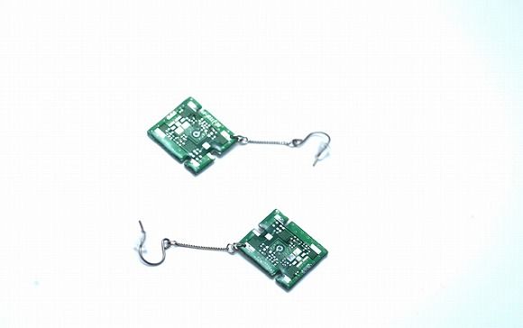 20～30代の女性に人気 …電子部品を使った “理系アクセサリー”が「かわいい！」と話題に