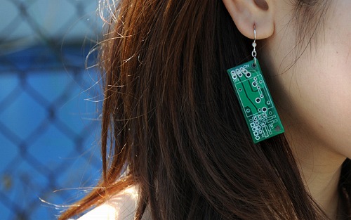 電子部品を使った “理系アクセサリー”&nbsp;がネットで話題／Twitterユーザーの声「ついにファッションにも『理系』の時代がww」 | Pouch［ポーチ］