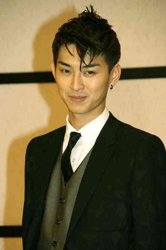 松田翔太、忽那汐里との交際質問受け流す　苦笑いで一言「いやいやいや…」