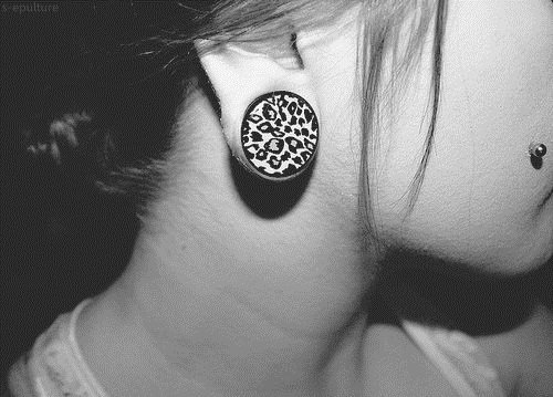 【閲覧注意】「耳たぶで髪を結う」女子が怖すぎる