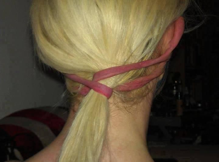 【閲覧注意】「耳たぶで髪を結う」女子が怖すぎる