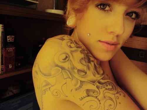 【閲覧注意】「耳たぶで髪を結う」女子が怖すぎる