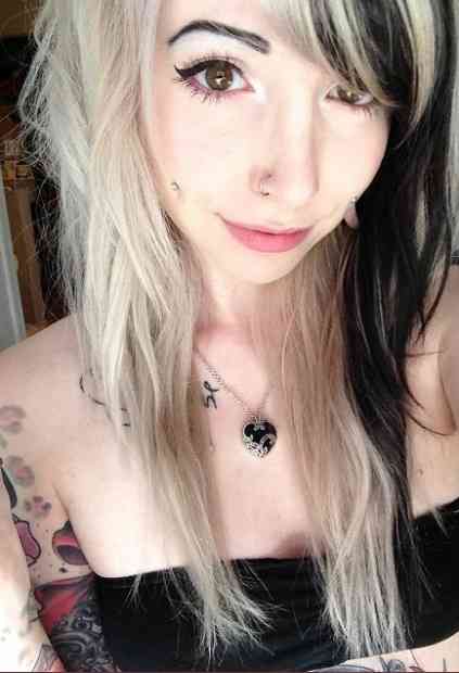 【閲覧注意】「耳たぶで髪を結う」女子が怖すぎる