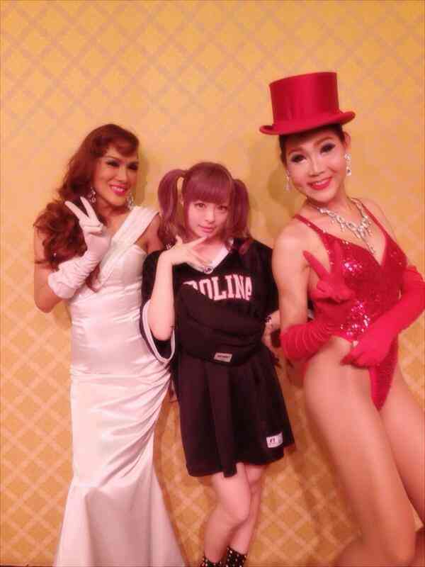 きゃりーぱみゅぱみゅと写ってるタイのニューハーフがデカいww