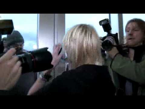 Taylor Momsen escapes paparazzi - YouTube