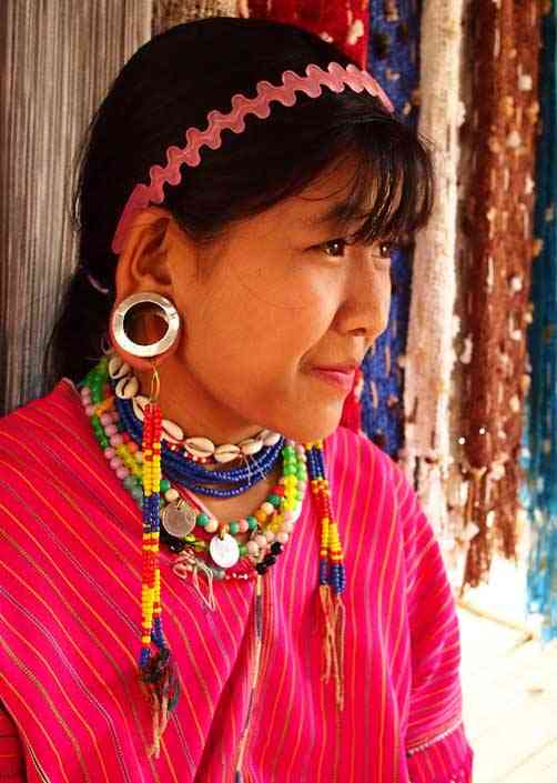 【閲覧注意】「耳たぶで髪を結う」女子が怖すぎる