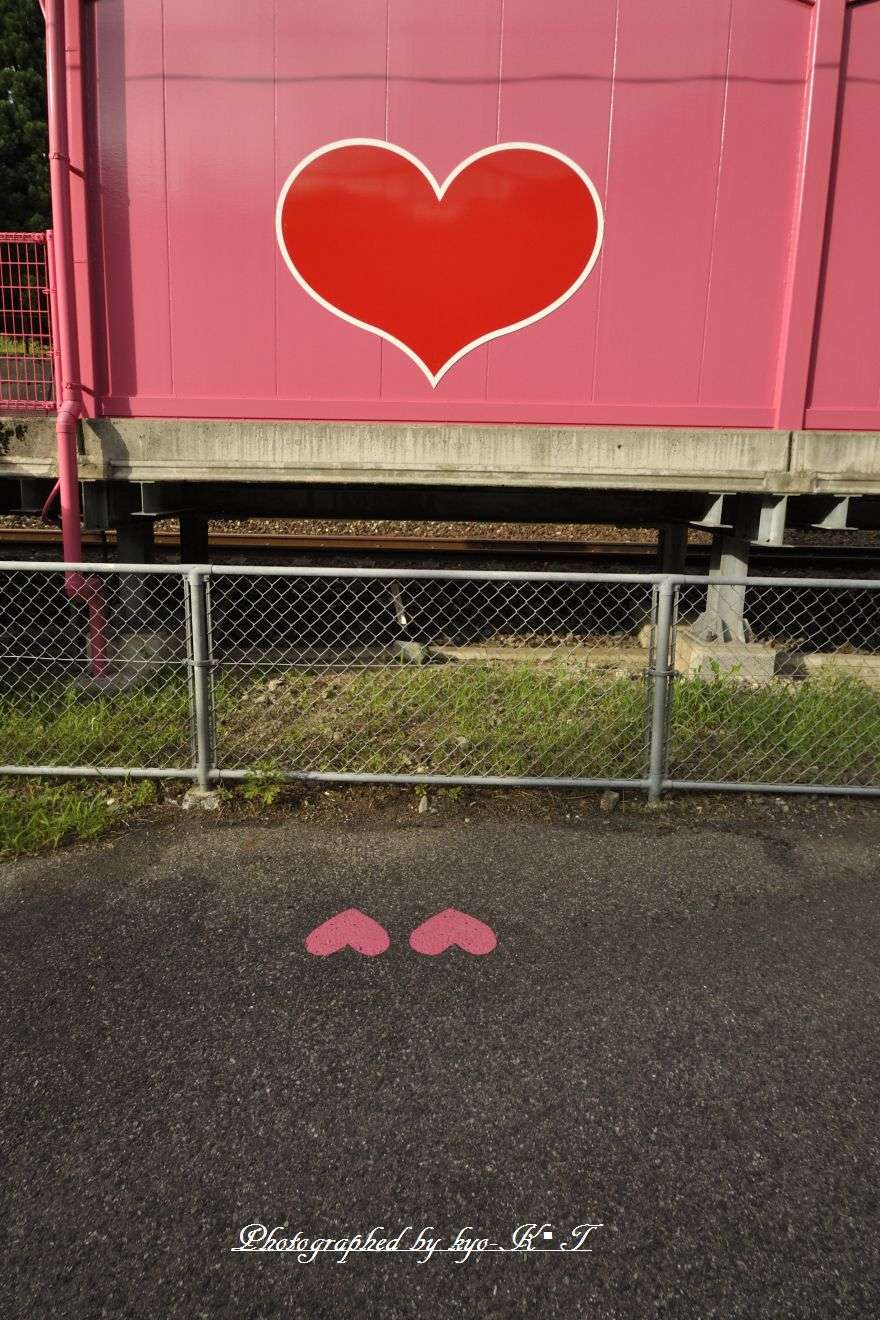 超絶ピンクな恋愛スポットの無人駅、コチラです