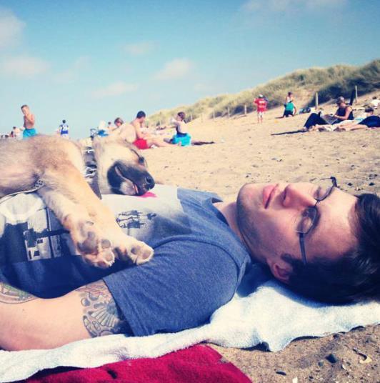 ペットは飼い主に似る?飼い主と同じポーズをとるワンコたちww