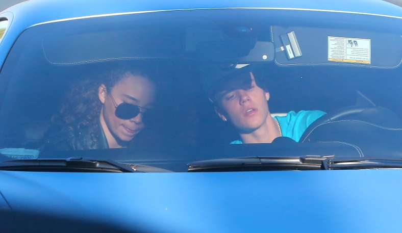 ジャスティン・ビーバーに新恋人？　パンツまる見えデート