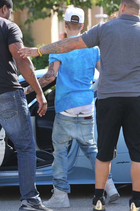 ジャスティン・ビーバーに新恋人？　パンツまる見えデート