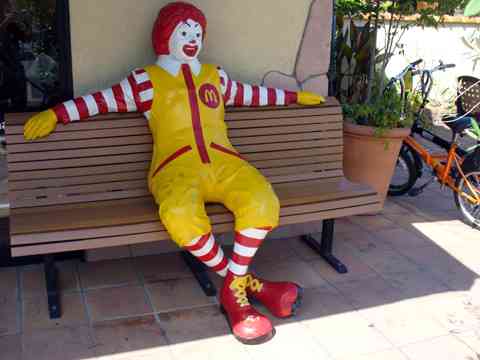 Twitter民「朝マックに毛が入ってたｗ」 ←マクドナルド、警察への通報も視野に！